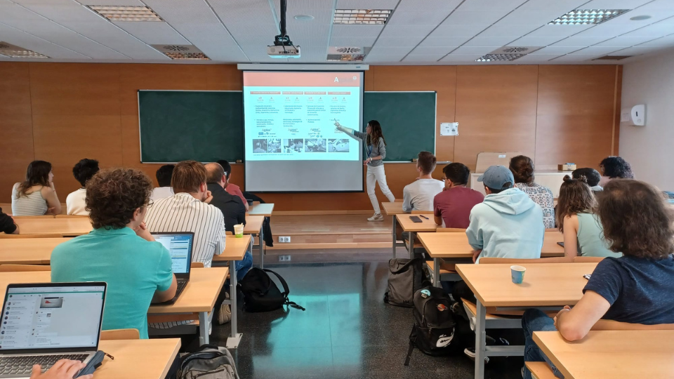 aula de ciències amb alumnes